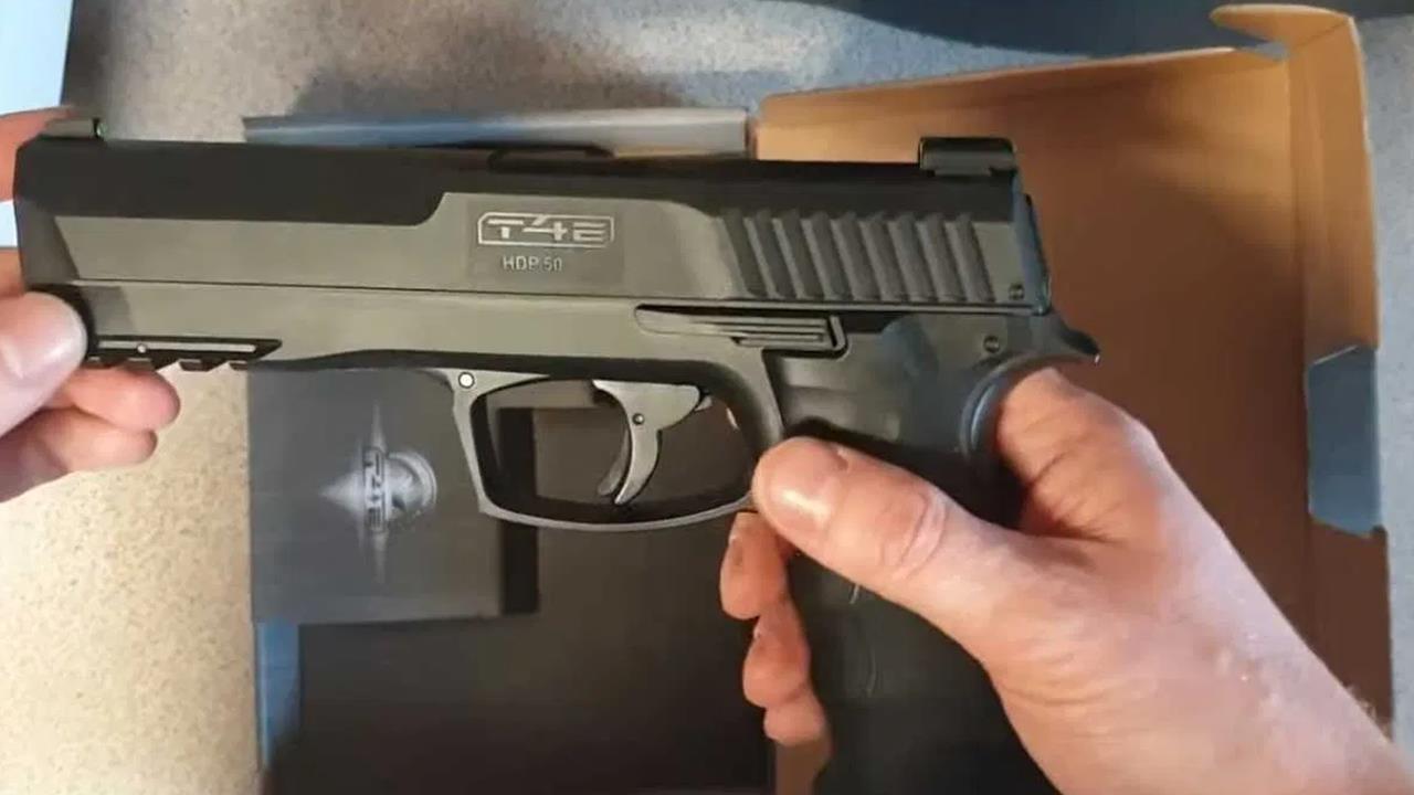 pistol airsoft, sursă foto Dobrogea TV